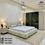 غرفة نوم دخانية مذهلة بمرايا داكنة