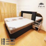 ⁦غرفة نوم رمادية رملية مُطعمة بالأسود اللامع⁩ - الصورة ⁦2⁩