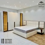 غرفه نوم كريمية بخطوط هندسية خشبية